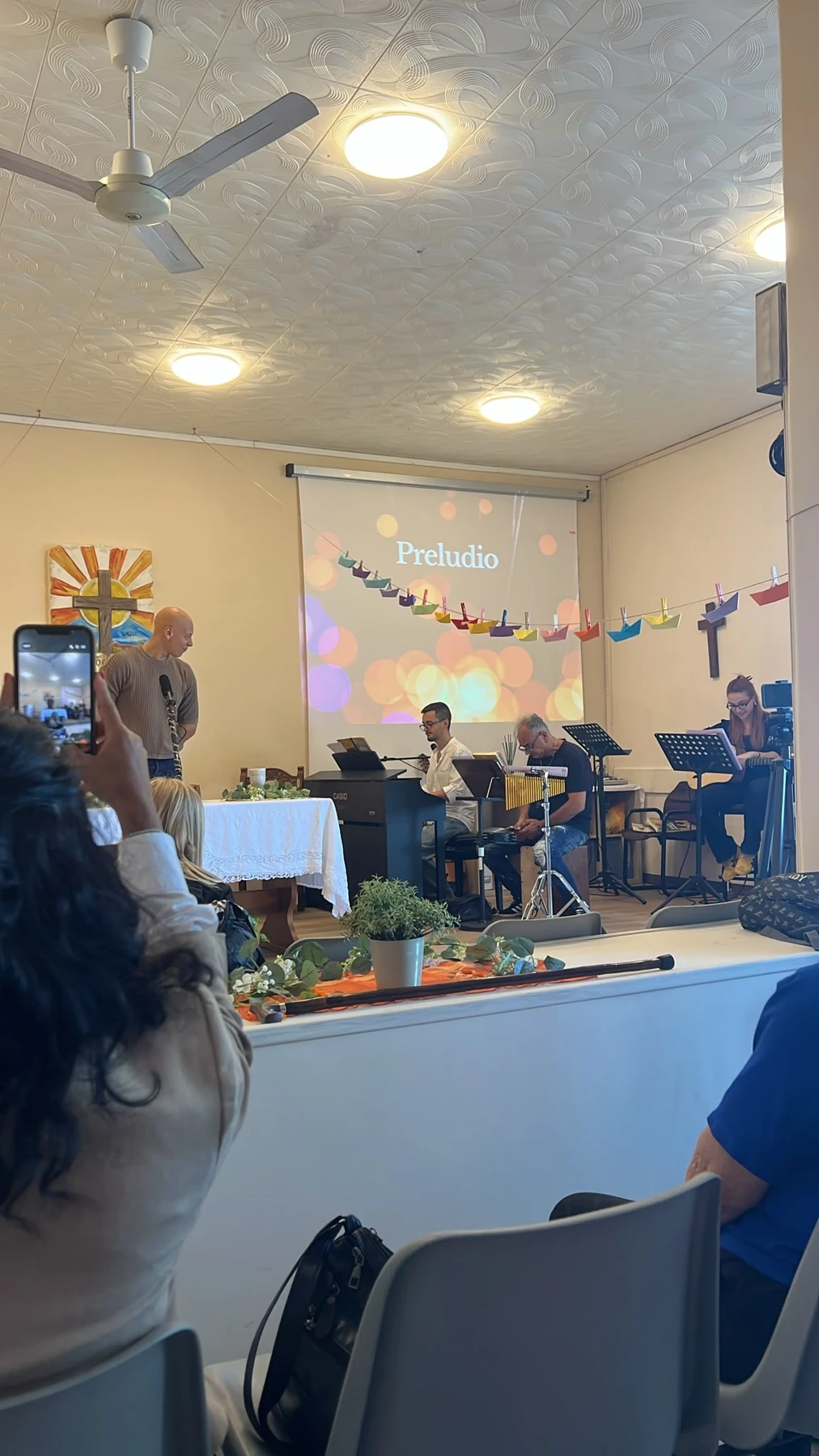 La musica nella sala della chiesa durante un incontro della comunità